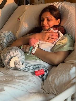 <p>કપૂર -આહુજા પરિવારમાં ખુશીનો માહોલ: <strong><span style="color: rgb(224, 62, 45);">સોનમ કપૂરે શેર કરી તેના 'નવા રાજકુમાર'ની ક્યૂટ તસ્વીર</span></strong></p>