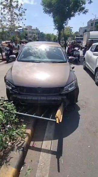 <p><span style="color: rgb(224, 62, 45);" data-mce-style="color: rgb(224, 62, 45);"><strong>ભારે કરી! કાર રસ્તે ચાલવાને બદલે રેલિંગમાં ઘૂસી ગઈ, </strong></span>અમદાવાદના દાણીલીમડામાં બેકાબૂ કાર BRTSની રેલિંગમાં ઘૂસી...</p>