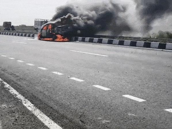 <p><span style="color: rgb(224, 62, 45);" data-mce-style="color: rgb(224, 62, 45);"><strong>અમદાવાદ- ધંધુકા હાઈવે પર સર્જાયો ગમખ્વાર અકસ્માત,</strong></span> કાર ડિવાઈડર સાથે અથડાતા જ આગનો ગોળો બની ગઈ!</p>