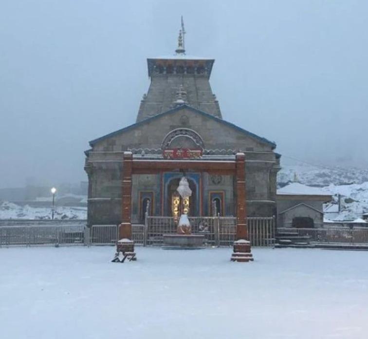 <p><span style="color: rgb(224, 62, 45);"><strong>કેદારનાથ ધામમાં કુદરતની અદ્ભુત લીલા:</strong></span> ચારધામ યાત્રા શરૂ થાય તે પહેલા જ બરફની સફેદ ચાદર છવાઈ!</p>