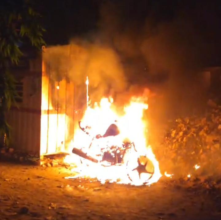 <p><span style="color: rgb(224, 62, 45);" data-mce-style="color: rgb(224, 62, 45);"><strong>અમદાવાદના જુહાપુરા ચાર રસ્તા પાસે પાર્ક કરેલી મોપેડમાં ભીષણ આગ,</strong></span> અફરાતફરીનો માહોલ</p>