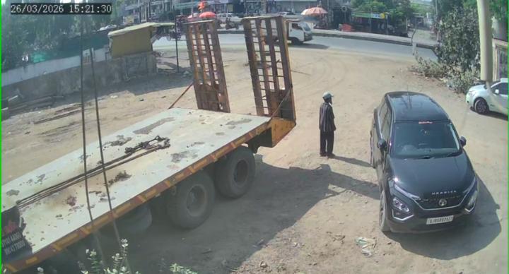 <p><span style="color: rgb(224, 62, 45);" data-mce-style="color: rgb(224, 62, 45);"><strong>ગઠિયાની કરામત:</strong></span>સુરતના કર્મેશ્વર શોપિંગ સેન્ટર બહારથી માત્ર 5 મિનિટમાં લાખોની રોકડ ભરેલી બેગની લૂંટ!</p>