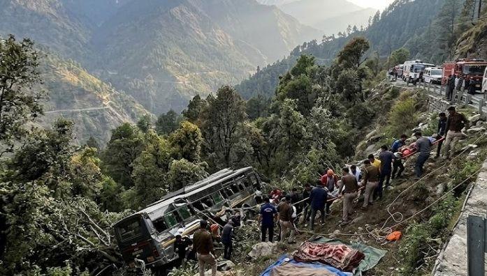<p><span style="color: rgb(224, 62, 45);" data-mce-style="color: rgb(224, 62, 45);"><strong>હિમાચલ પ્રદેશમાં મુસાફરોથી ભરેલી બસ ખીણમાં પડતા મચી ચીસાચીસ, </strong></span>4 ના મોત અને 18 મુસાફરોનો આબાદ બચાવ</p>
