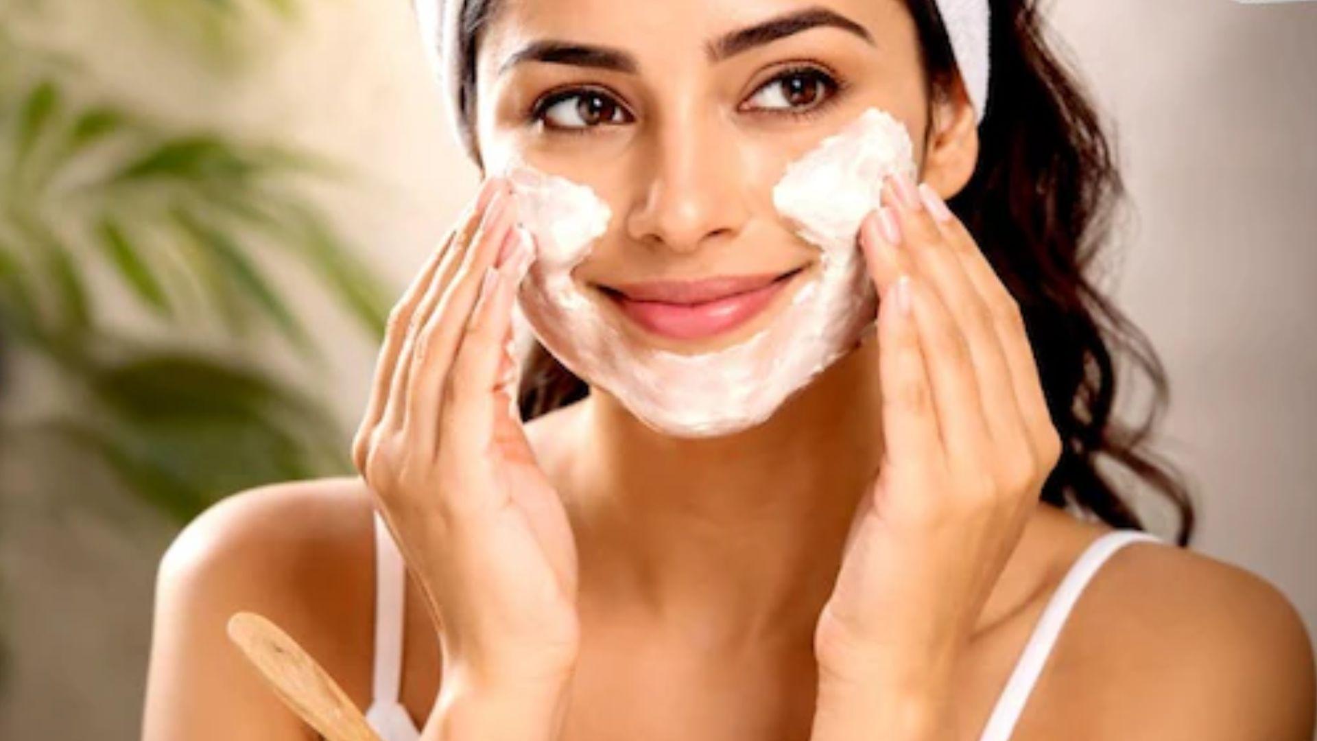 <p><span style="color: rgb(224, 62, 45);" data-mce-style="color: rgb(224, 62, 45);">ગરમીમાં દહીંમાં મિક્સ કરીને લગાવો આ વસ્તુઓ,</span> ફેસ પર આવશે ફેશિયલ જેવો ગ્લો</p>