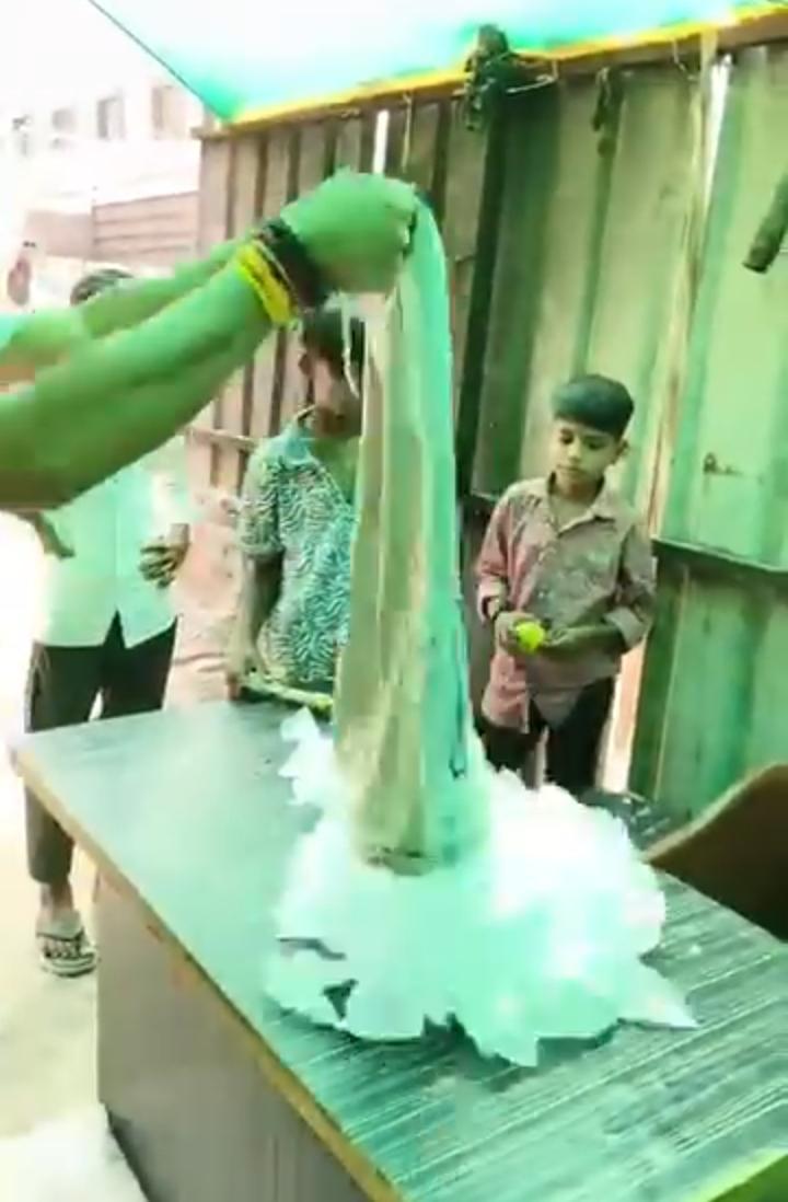 <p>સુરતમાં બૂટલેગરોએ બાળકોને બનાવ્યા સાધન....<span style="color: rgb(224, 62, 45);" data-mce-style="color: rgb(224, 62, 45);"><strong>દારૂની પોટલીઓ વેચતા માસૂમો કેમેરામાં કેદ,</strong></span> આમ આદમી પાર્ટીની જનતા રેડ</p>