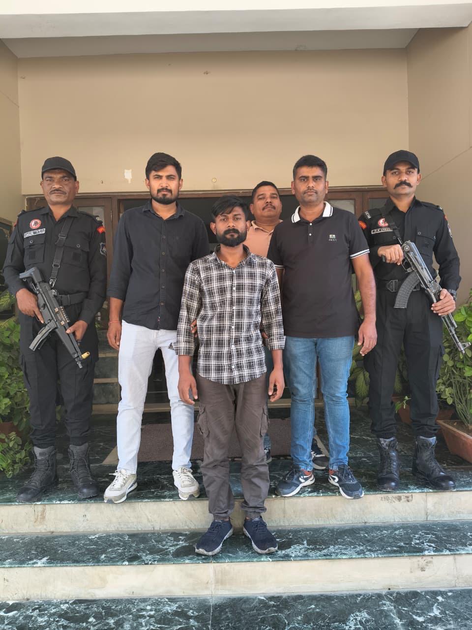 <p>ગુજરાત ATSની ગર્જના:<span style="color: rgb(224, 62, 45);" data-mce-style="color: rgb(224, 62, 45);"><strong> ડીસાના ઢાબામાં છુપાયેલો પાકિસ્તાની આકાઓનો 'ખાસ માણસ' ઝડપાયો</strong></span></p>