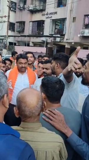 <p><span style="color: rgb(224, 62, 45);" data-mce-style="color: rgb(224, 62, 45);"><strong>સુરતના રાંદેરમાં ભાજપના નેતાઓ પ્રચાર માટે આવ્યાં ત્યાં તો સ્થાનીક રહીશોએ નેતાઓનો કર્યો ઘેરાવો,</strong></span> ગંદા પાણીના મુદ્દે જનતાનો ભારે આક્રોશ... </p>