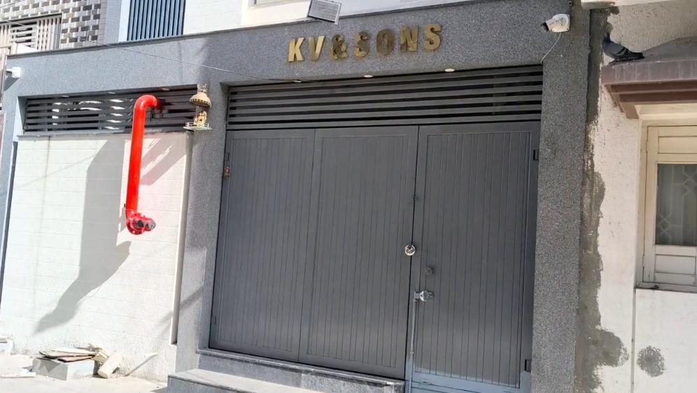 <p><span style="color: rgb(224, 62, 45);" data-mce-style="color: rgb(224, 62, 45);"><strong>કસ્ટમ અધિકારી બનીને આવ્યા અને ₹25 કરોડનું સોનું લઈ ગયા!</strong></span> બિહારમાં રાજકોટના સોની વેપારીનું સોનું લૂંટાયું... </p>