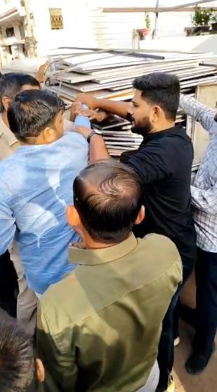 <p><span style="color: rgb(224, 62, 45);" data-mce-style="color: rgb(224, 62, 45);"><strong>"મગજમારી ના કરો રહેવા દેજો" </strong></span>રાજકોટમાં મનપાના કર્મચારી અને AAP નેતા વચ્ચે થઈ બોલાચાલી, <strong>હોર્ડિંગ્સ હટાવવા બાબતે થઈ બબાલ... </strong></p>