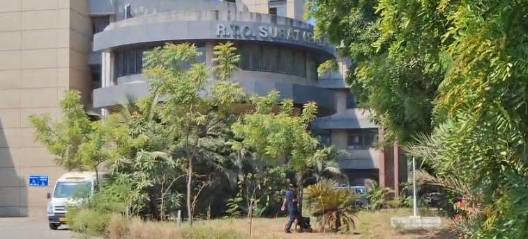 <p><span style="color: rgb(224, 62, 45);" data-mce-style="color: rgb(224, 62, 45);"><strong>ગુજરાતના મોટા શહેરોમાં બોમ્બનો ફફડાટ :</strong></span> સુરત, અમદાવાદ અને વડોદરા RTO કચેરીઓને ઉડાવી દેવાની મળી ધમકી</p>