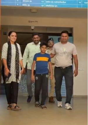 <p><span style="color: rgb(224, 62, 45);" data-mce-style="color: rgb(224, 62, 45);"><strong>ખાખીમાં માનવતાની મહેક :</strong></span> ગોમતીપુર શી ટીમે સુરતથી ગુમ થયેલા ઈસ્માઈલને પરિવાર સાથે મેળાપ કરાવ્યો...</p>