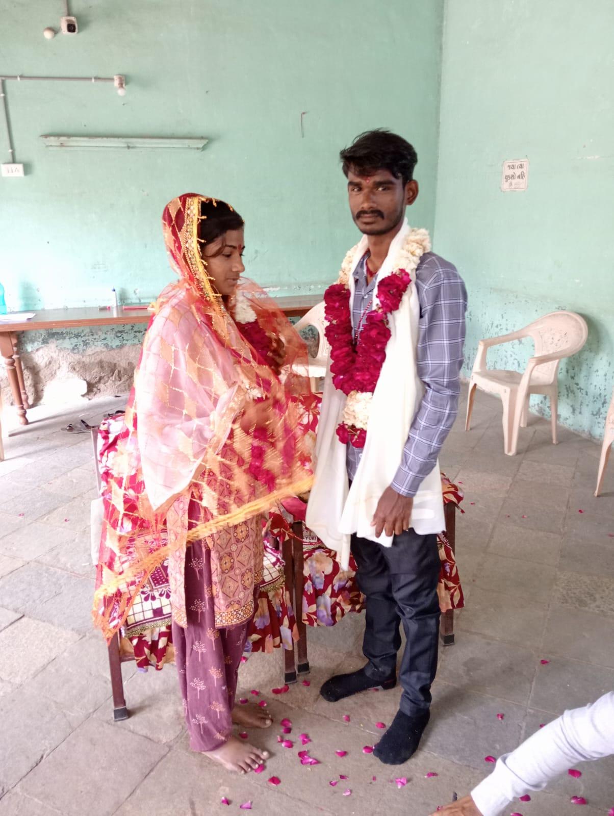 <p><span style="color: rgb(224, 62, 45);" data-mce-style="color: rgb(224, 62, 45);"><strong>સુરતના સિંગણપોર વિસ્તારમાં નવદંપતીનો કરૂણ અંજામ :</strong></span> લગ્નના માત્ર એક જ વર્ષમાં પતિ-પત્નીએ એકસાથે ગળે ફાંસો ખાઈ જીવનલીલા સંકેલી લીધી... </p>