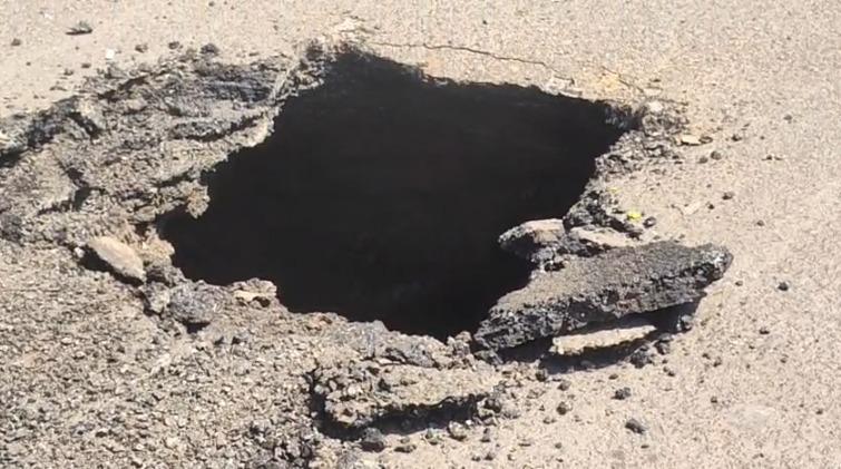 <p><span style="color: rgb(224, 62, 45);" data-mce-style="color: rgb(224, 62, 45);"><strong>લો બોલો, હજુ તો થોડાં સમય પહેલાં કામ પૂરું થયું ત્યાં તો આજે ભુવો પડ્યો,</strong></span> સુરત કાપોદ્રા મેઈન રોડ પર મસમોટો ભુવો પડતા વાહનચાલકો પરેશાન...</p>