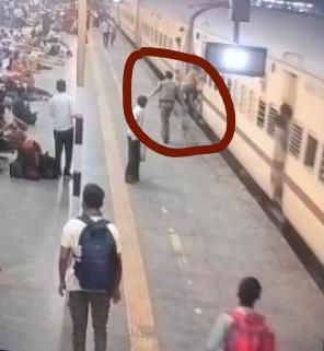 <p><span style="color: rgb(224, 62, 45);" data-mce-style="color: rgb(224, 62, 45);"><strong>જાણે ફિલ્મનું દ્રશ્ય હોય! </strong></span>અમદાવાદ સ્ટેશન પર દેવદૂત બનીને ત્રાટક્યા RPF જવાનો, <strong>શરૂ ટ્રેન અને પ્લેટફોર્મ વચ્ચે ફસાયેલા મુસાફરનો કર્યો બચાવ... </strong></p>