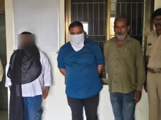 <p><span style="color: rgb(224, 62, 45);" data-mce-style="color: rgb(224, 62, 45);"><strong>કથિત પત્રકારોનો પ્લાન ફ્લોપ : </strong></span>ડોલવણના પીઠાદરામાં સસ્તા અનાજના સંચાલક પાસે પત્રકાર હોવાનું કહી 21 હજારની માંગણી કરી, <strong>સુરતની મહિલા સહિત ત્રણની ધરપકડ</strong></p>