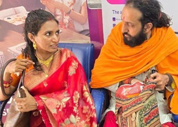 <p><span style="color: rgb(224, 62, 45);" data-mce-style="color: rgb(224, 62, 45);"><strong>આધ્યાત્મ છોડી લગ્નના બંધનમાં બંધાયા ‘IITવાળા બાબા’: </strong></span>કોણ છે તેમની પત્ની પ્રતીકા? જાણો બાબાની અનોખી લવ સ્ટોરી</p>