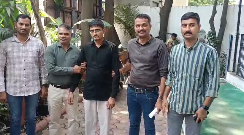 <p><span style="color: rgb(224, 62, 45);" data-mce-style="color: rgb(224, 62, 45);"><strong>સુરત ક્રાઈમ બ્રાન્ચનું 'ઓપરેશન સોહનલાલ': </strong></span>16 વર્ષ પહેલા ચોરી કરી ફરાર થયેલો શખ્સ પાલનપુર હાઈવે પરથી ઝડપાયો</p>