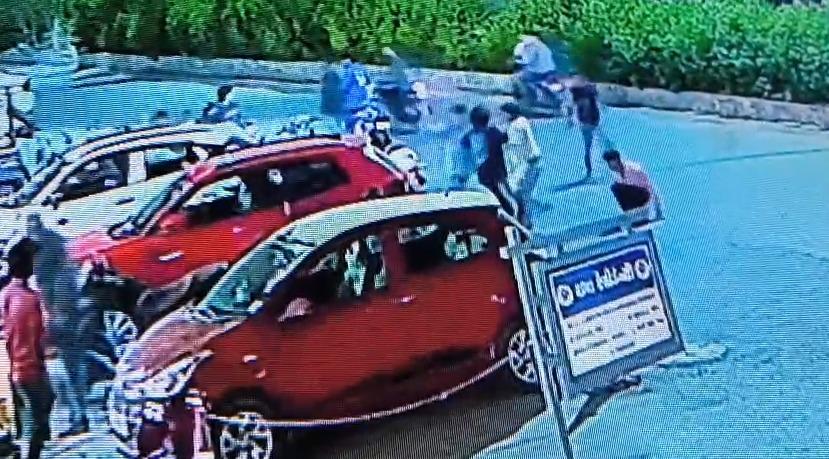 <p><span style="color: rgb(224, 62, 45);" data-mce-style="color: rgb(224, 62, 45);"><strong>સુરતના રાંદેરમાં ઓવરટેક બાબતે બબાલ,</strong></span> 5 લુખ્ખાઓએ યુવકને ચપ્પુના ઘા માર્યા</p>