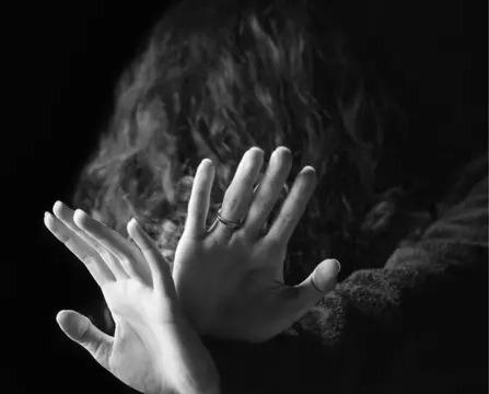 <p><span style="color: rgb(224, 62, 45);" data-mce-style="color: rgb(224, 62, 45);"><strong>રાજકોટમાં લગ્નનું વચન આપી યુવતી સાથે દુષ્કર્મ આચર્યું, </strong></span>બાદમાં નરાધમ બોલ્યો- "હું તો પરણેલો છું"</p>