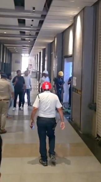 <p><span style="color: rgb(224, 62, 45);" data-mce-style="color: rgb(224, 62, 45);"><strong>જ્યારે લાગે આગ, ત્યારે શું કરશો? </strong></span>સુરત રઘુવીર પ્લેટિનિયમમાં પોલીસ અને ફાયર વિભાગ દ્વારા 'મોક ડ્રિલ' યોજાઈ</p>