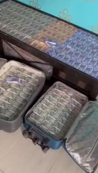 <p><span style="color: rgb(224, 62, 45);" data-mce-style="color: rgb(224, 62, 45);"><strong>જોજો હો, 'રૂપિયા ડબલ' કરવાની લાલચ આપતા લોકોથી છેતરાતા નહીં, </strong></span>કચ્છમાં સસ્તું સોનું અને નાણાં ડબલ કરી આપવાની જાળ બિછાવી છેતરપિંડીની કોશિશ કરનાર શખ્સ ઝડ્પાયો...</p>