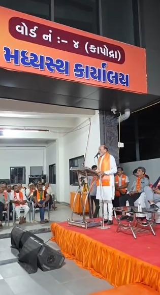 <p><span style="color: rgb(224, 62, 45);" data-mce-style="color: rgb(224, 62, 45);"><strong>સુરતમાં સ્થાનિક સ્વરાજની ચૂંટણીનો જંગ જામ્યો;</strong></span> કુમાર કાનાણીએ કહ્યું : લોકોને સમજાવવામાં ભાજપના કાર્યકર્તાઓ કાચા પડ્યા...</p>