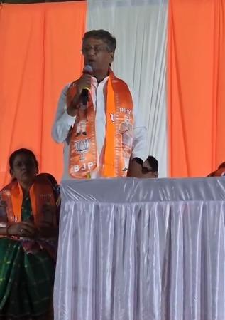 <p><span style="color: rgb(224, 62, 45);" data-mce-style="color: rgb(224, 62, 45);"><strong>શહેર આખાની અંદર કોઈની નજર હોય તો ભલે હોય, પણ ખાડિયાને અમે પાકિસ્તાન થવા નહિઁ દઈએ,</strong></span> અમદાવાદના ખાડિયામાં ભાજપના નેતા ભૂષણ ભટ્ટે કરી ગર્જના...…</p>