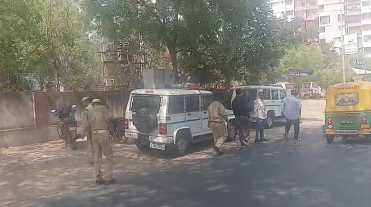 <p><span style="color: rgb(224, 62, 45);" data-mce-style="color: rgb(224, 62, 45);"><strong>મોતનું કારણ શું? </strong></span>અમદાવાદમાં ઢોસાના ખીરાથી બે બાળકીઓના મોત બાદ જમીનમાંથી બહાર કાઢવામાં આવ્યો મૃતદેહ, <strong>પોલીસ તપાસ તેજ</strong></p>