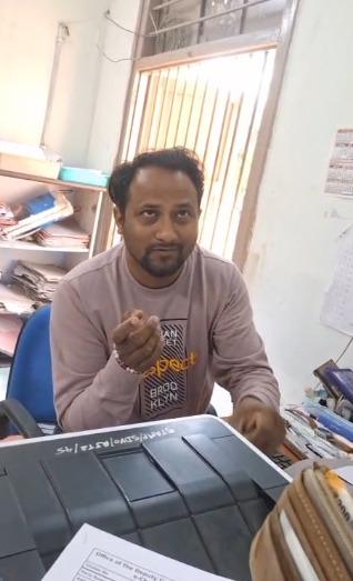 <p><span style="color: rgb(224, 62, 45);" data-mce-style="color: rgb(224, 62, 45);"><strong>સાહેબના પગાર કરતા 'ઉપરની કમાણી' વધુ?</strong></span> રાજકોટમાં સ્ટેમ્પ ડ્યુટી મૂલ્યાંકન વિભાગમાં ₹5000 આપો તો તમારું કામ થાય, <strong>લાંચની માંગણી કરતો કર્મચારીનો વીડિયો વાઇરલ...</strong></p>