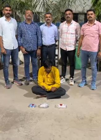 <p><span style="color: rgb(224, 62, 45);" data-mce-style="color: rgb(224, 62, 45);"><strong>લો બોલો! હવે ખેતરની ઓરડીઓ બની ડ્રગ્સના અડ્ડા :</strong></span> સાણંદના લોદરીયાળમાં ખેતરની ઓરડીમાંથી લાખોનું ડ્રગ્સ ઝડપાયું... </p>