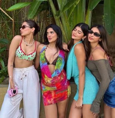 <p><span style="color: rgb(224, 62, 45);" data-mce-style="color: rgb(224, 62, 45);"><strong>ગર્લ્સ ગેંગ સાથે ખુશી કપૂરની મસ્તી, </strong></span>ગ્લેમરસ લુક જોઈને તમે પણ કહેશો- 'અદભૂત'</p>