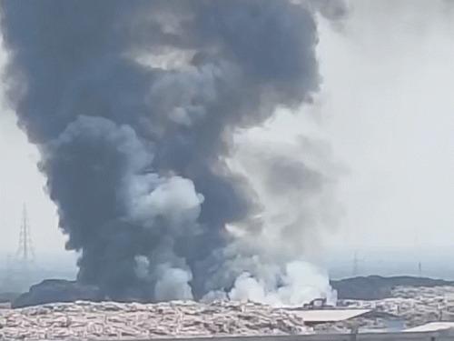 <p><span style="color: rgb(224, 62, 45);" data-mce-style="color: rgb(224, 62, 45);"><strong>કોર્પોરેટરો દેખાતા નથી, અમે અમારી સમસ્યા કોને કહીએ? </strong></span>સુરતમાં ખજોદની ડમ્પિંગ સાઈટની આગ મુદ્દે સ્થાનિકો પરેશાન, <strong>ચૂંટણી બહિષ્કારની આપી ચીમકી...</strong></p>