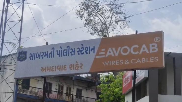 <p>અમદાવાદ ન્યુ રાણીપ : <span style="color: rgb(224, 62, 45);" data-mce-style="color: rgb(224, 62, 45);"><strong>બાથરૂમમાં ચક્કર આવ્યા હોવાનું કહી પતિએ ઘડેલી વાર્તા PM રિપોર્ટમાં ખોટી પડી, </strong></span>પત્નીની ગળે ટૂંપો દઈ કરાયેલી હત્યા સામે આવી... </p>