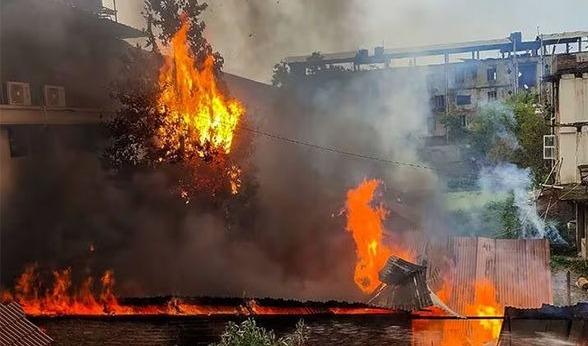 <p><span style="color: rgb(224, 62, 45);" data-mce-style="color: rgb(224, 62, 45);"><strong>ક્યાં સુધી નિર્દોષોનો ભોગ?</strong></span> મણિપુરમાં રોકેટ હુમલામાં બે બાળકોના કરુણ મોત, સ્થિતિ વણસતા ઇન્ટરનેટ પર પ્રતિબંધ</p>