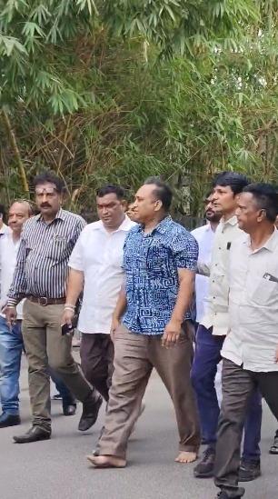 <p><span style="color: rgb(224, 62, 45);" data-mce-style="color: rgb(224, 62, 45);"><strong>કરોડોને હસાવતી તારક મહેતા ફેમ 'દયા' આજે રડી પડી :</strong></span> પિતાના અંતિમ દર્શન કરતા મયુર અને દિશા વાકાણી ભાંગી પડ્યા, <strong>થલતેજ સ્મશાનગૃહમાં ભીમ વાકાણીના અંતિમ સંસ્કાર સંપન્ન</strong></p>