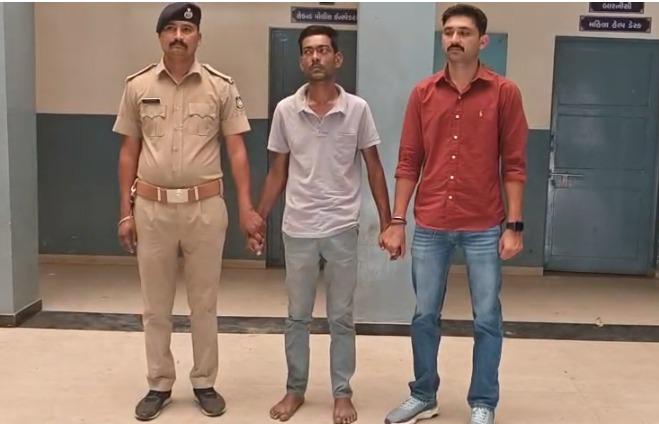 <p><span style="color: rgb(224, 62, 45);" data-mce-style="color: rgb(224, 62, 45);"><strong>ચેતી જજો, પ્રેમમાં આંધળા બનતા પહેલા આ કિસ્સો જરૂર વાંચજો :</strong></span> મોહિત પટેલ' બની અમદાવાદની યુવતીને પ્રેમજાળમાં ફસાવનાર ત્રણ સંતાનોનો પિતા ઝડપાયો...</p>