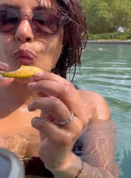 <p><span style="color: rgb(224, 62, 45);" data-mce-style="color: rgb(224, 62, 45);"><strong>કાચી કેરી ખાતા-ખાતા આપ્યા એવા પોઝ કે ઈન્ટરનેટ પર લાગી આગ,</strong></span> બિકીની લૂકમાં ફિગર જોઈને ફેન્સના છૂટ્યા પરસેવા!</p>