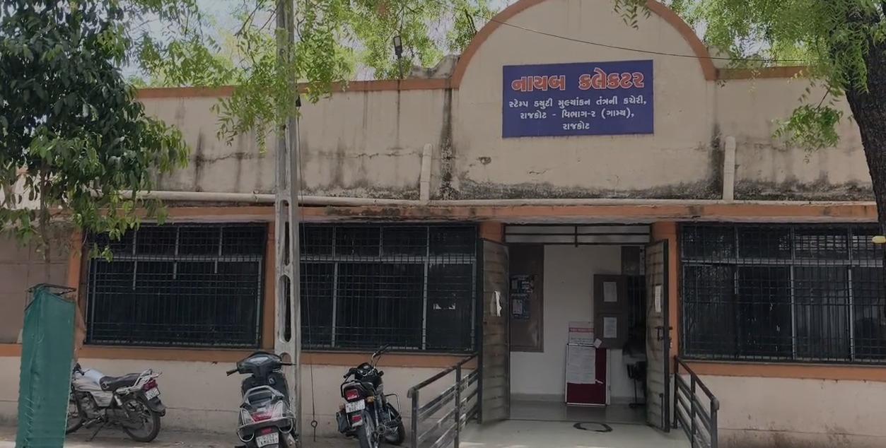 <p><span style="color: rgb(224, 62, 45);" data-mce-style="color: rgb(224, 62, 45);"><strong>નામ મોટા અને દર્શન ખોટા! </strong></span>કલેક્ટર કચેરીમાં તોડબાજીના ખેલમાં 'ફિરોઝભાઈ' કોણ? વીડિયોમાં પટ્ટાવાળાના ખુલાસાથી ફફડાટ</p>