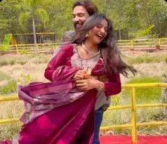 <p><span style="color: rgb(224, 62, 45);" data-mce-style="color: rgb(224, 62, 45);"><strong>જબ પ્યાર કિયા તો ડરના ક્યા! </strong></span>ફરમાન અને મોનાલિસાની રોમેન્ટિક કેમેસ્ટ્રી, નવી દુલ્હનને તેડીને પતિએ વધાર્યું સોશિયલ મીડિયાનું તાપમાન</p>