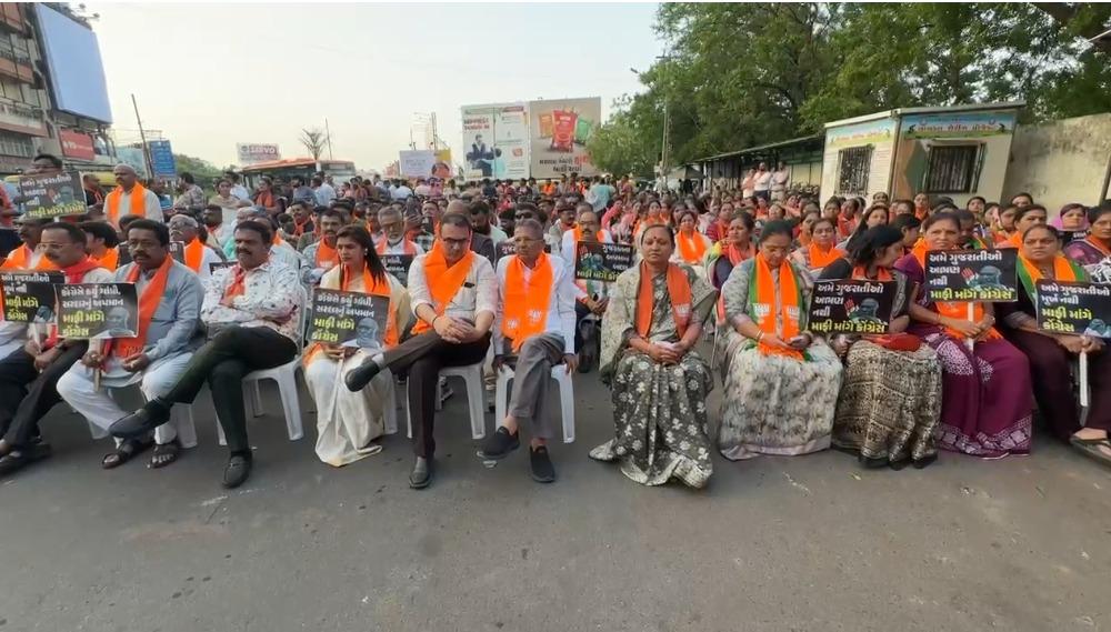 <p><span style="color: rgb(224, 62, 45);" data-mce-style="color: rgb(224, 62, 45);"><strong>વિશ્વમાં જેનો ડંકો વાગે તે ગુજરાતીઓ ખડગેની નજરમાં 'અભણ'?</strong></span> અપમાનના વિરોધમાં રાજકોટ ભાજપના મૌન ધરણા સાથે ખડગે પાસે માફીની માંગ... </p>