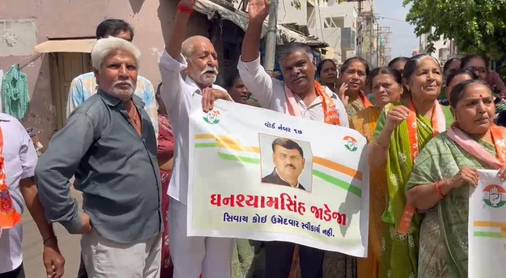 <p><span style="color: rgb(224, 62, 45);" data-mce-style="color: rgb(224, 62, 45);"><strong>તેનાં કામ બોલે છે! </strong></span>રાજકોટના વોર્ડ નંબર 17માં સ્થાનિકો દ્વારા વિરોધ, <strong>પૂર્વ કોર્પોરેટર ઘનશ્યામસિંહ જાડેજાને ટિકિટ આપવાની માંગ સાથે સૂત્રોચ્ચાર કર્યા...</strong></p>