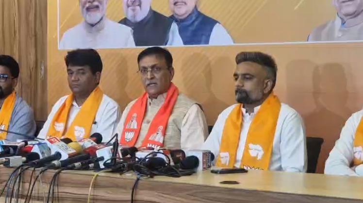 <p><span style="color: rgb(224, 62, 45);" data-mce-style="color: rgb(224, 62, 45);"><strong>"ગુજરાતીઓનું અપમાન સહન નહીં થાય" : </strong></span>ખડગેના નિવેદન સામે ભાજપમાં રોષની જ્વાળા, <strong>વિશ્વ ગુજરાતી સમાજે દિલ્હીમાં વિરોધ કર્યો...</strong></p>