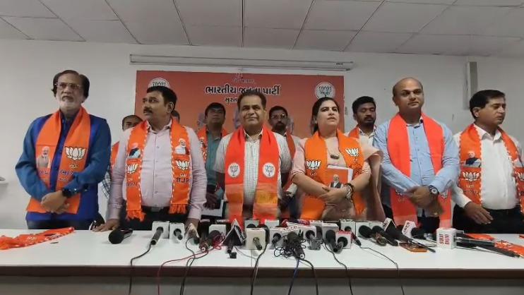 <p><span style="color: rgb(224, 62, 45);" data-mce-style="color: rgb(224, 62, 45);"><strong>આ 'સાસ-બહુ'ની નહીં, મજબૂત વાળી પાર્ટી </strong></span>: ગુજરાતીઓના અપમાન સામે સુરત ભાજપ લાલઘૂમ, મલ્લિકાર્જુન ખડગે માફી માંગે તેવી BJPની માંગ... </p>