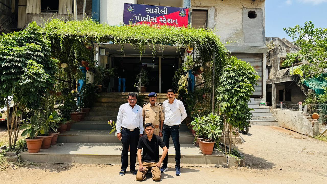 <p><span style="color: rgb(224, 62, 45);" data-mce-style="color: rgb(224, 62, 45);"><strong>વિશ્વાસ જીત્યા બાદ દગાનો ખેલ :</strong></span> પહેલા પેમેન્ટ આપી ભરોસો કેળવ્યો, પછી લાખોનો માલ પડાવી દલાલ 'નો-દો-ગ્યારા', <strong>સારોલીમાં કાપડ વેપારી સાથે છેતરપિંડી કરનાર ઝડ્પાયો</strong></p>