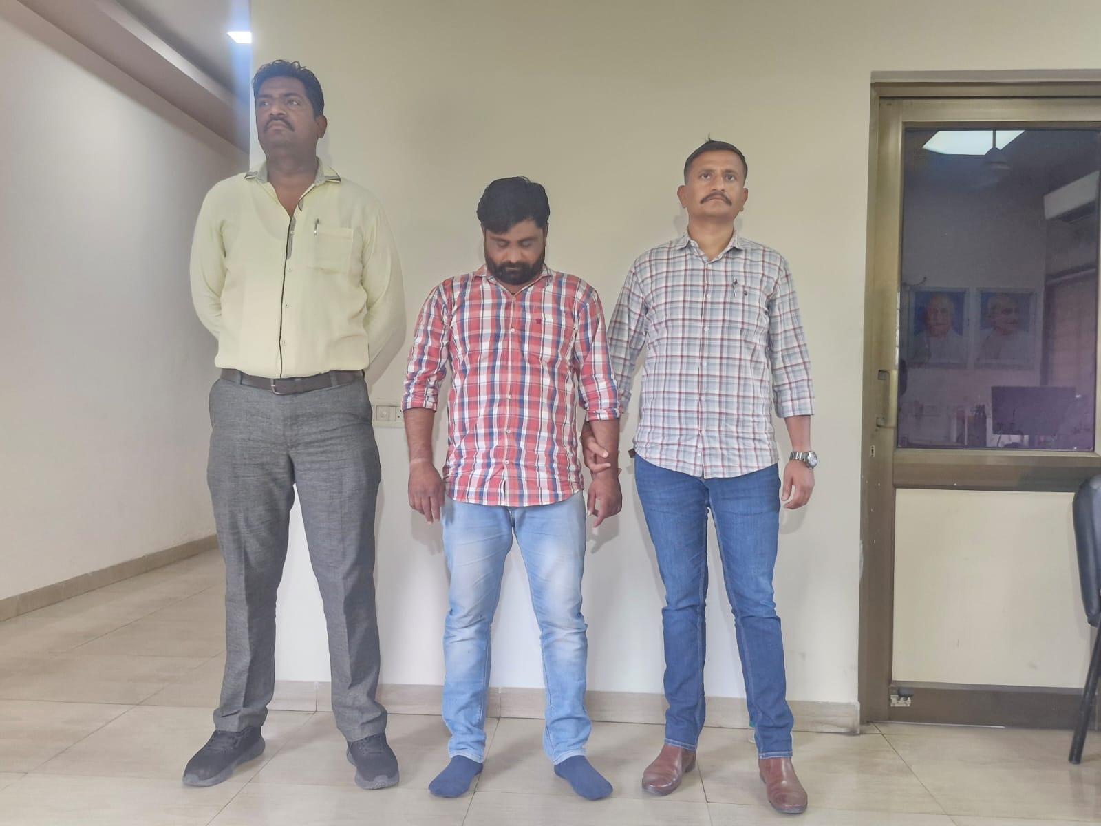 <p><span style="color: rgb(224, 62, 45);" data-mce-style="color: rgb(224, 62, 45);"><strong>લો બોલો! ખાખીનો જરાય ડર નહીં?</strong> </span>અમદાવાદમાં માફી માંગીને છૂટેલા શખ્સે પોલીસકર્મી પર કર્યો હુમલો, <strong>પોલીસે આરોપીની ધરપકડ કરી...</strong></p>