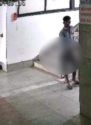 <p><span style="color: rgb(224, 62, 45);" data-mce-style="color: rgb(224, 62, 45);"><strong>જાહેર સ્થળ પર આવી હરકત કેટલી યોગ્ય?</strong></span> અમદાવાદના ગીતા મંદિર હબ ટાઉન કોમ્પ્લેક્સમાં યુવાનની અશ્લીલ હરકત, <strong>CCTVમાં કેદ... </strong></p>