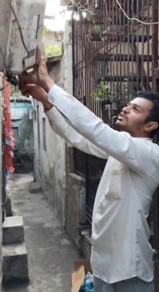 <p><span style="color: rgb(224, 62, 45);" data-mce-style="color: rgb(224, 62, 45);"><strong>જો હિતમાં છે તો ‘ચોરી-છૂપી’થી કેમ? </strong></span>ઉધના વિસ્તારમાં સ્માર્ટ મીટર લગાવવા મુદ્દે સ્થાનિકોમાં રોષ, <strong>પહેલાં ફાયદા સમજાવો પછી લગાવો માંગ ઉઠી...</strong></p>