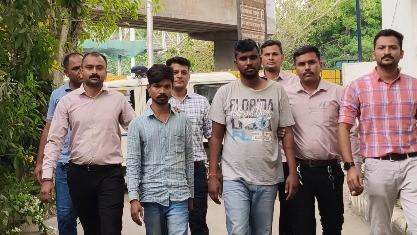 <p><span style="color: rgb(224, 62, 45);" data-mce-style="color: rgb(224, 62, 45);"><strong>ચોરી કરવાની આવી રીત ક્યારેય નહીં જોઈ હોય!</strong></span> અમદાવાદમાં ફ્લાઈટમાં સફર કરી મોબાઈલ ચોરી કરવા આવતી ઝારખંડની ગેંગનો પર્દાફાશ, <strong>2 આરોપી પોલીસના સકંજામાં....</strong></p>