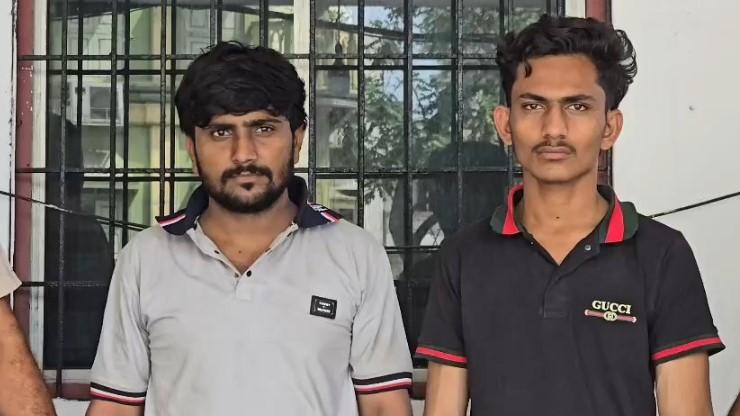 <p><span style="color: rgb(224, 62, 45);" data-mce-style="color: rgb(224, 62, 45);"><strong>એક ક્લિક અને બરબાદીની શરૂઆત :</strong></span> સુરતમાં આ એપ પર પ્રેમની જાળ બિછાવી હનીટ્રેપ રચતી ગેંગનો જહાંગીરપુરા પોલીસે કર્યો પર્દાફાશ... </p>