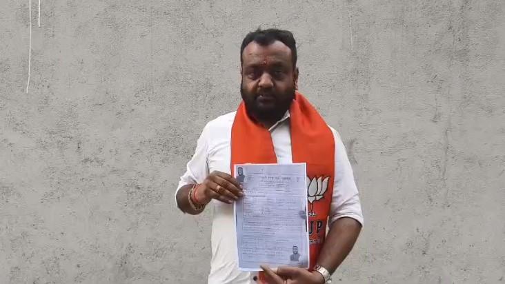 <p><span style="color: rgb(224, 62, 45);" data-mce-style="color: rgb(224, 62, 45);"><strong>એક લખાણ અને આખા શહેરમાં ચર્ચા! </strong></span>સુરતના વોર્ડ-22માં દાવેદારી કરનારા આ કાર્યકર્તાનું ફોર્મ ચર્ચાના કેન્દ્રમાં, <strong>ફોર્મમાં લખ્યું કે...</strong></p>